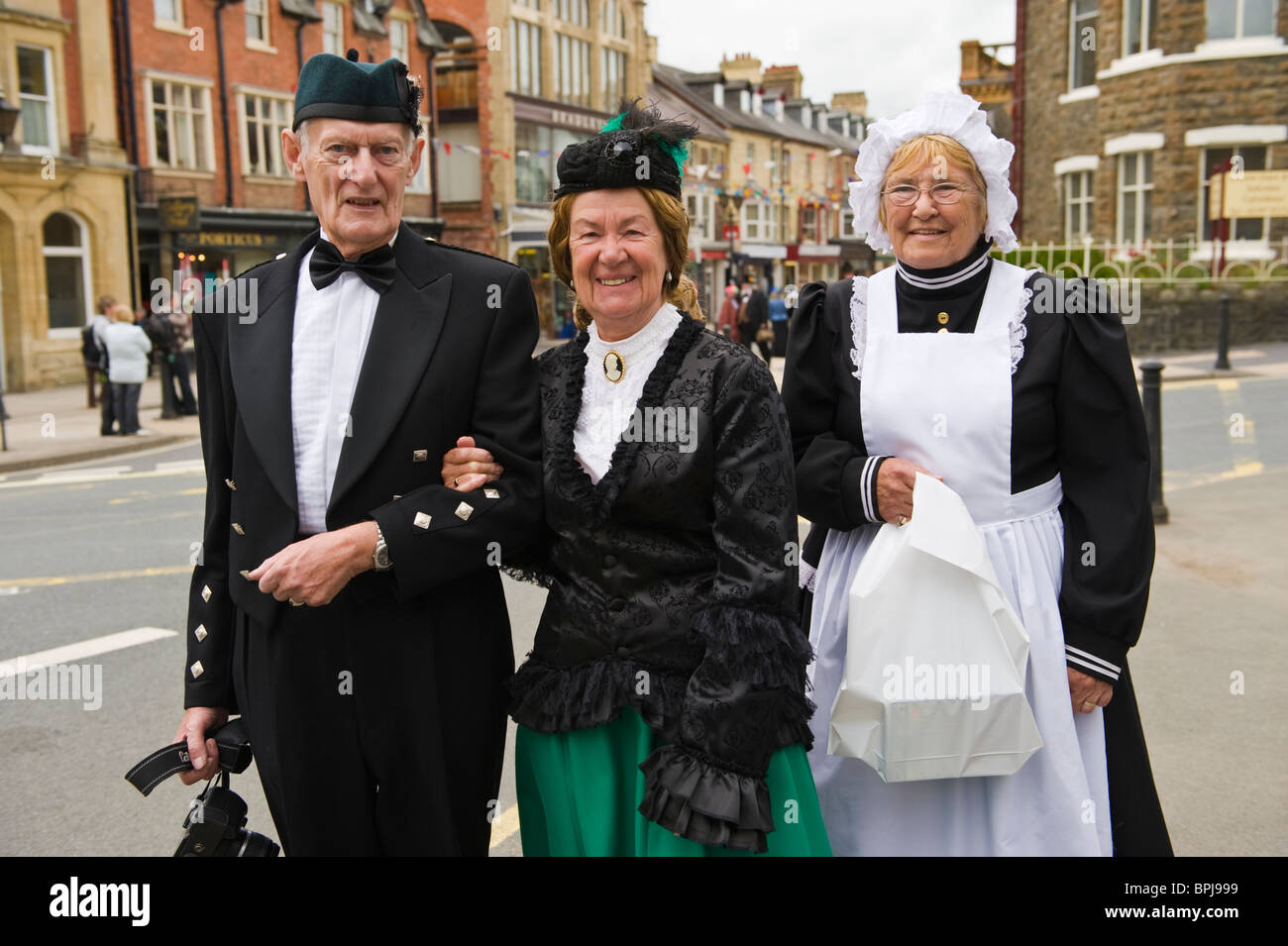 Oberschicht Viktorianer mit Magd in historischen Kostümen auf dem jährlichen viktorianischen Festival in Llandrindod Wells Powys Mid Wales UK Stockfoto