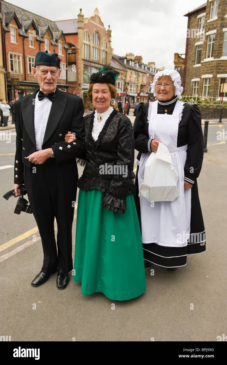 Oberschicht Viktorianer mit Magd in historischen Kostümen auf dem jährlichen viktorianischen Festival in Llandrindod Wells Powys Mid Wales UK Stockfoto