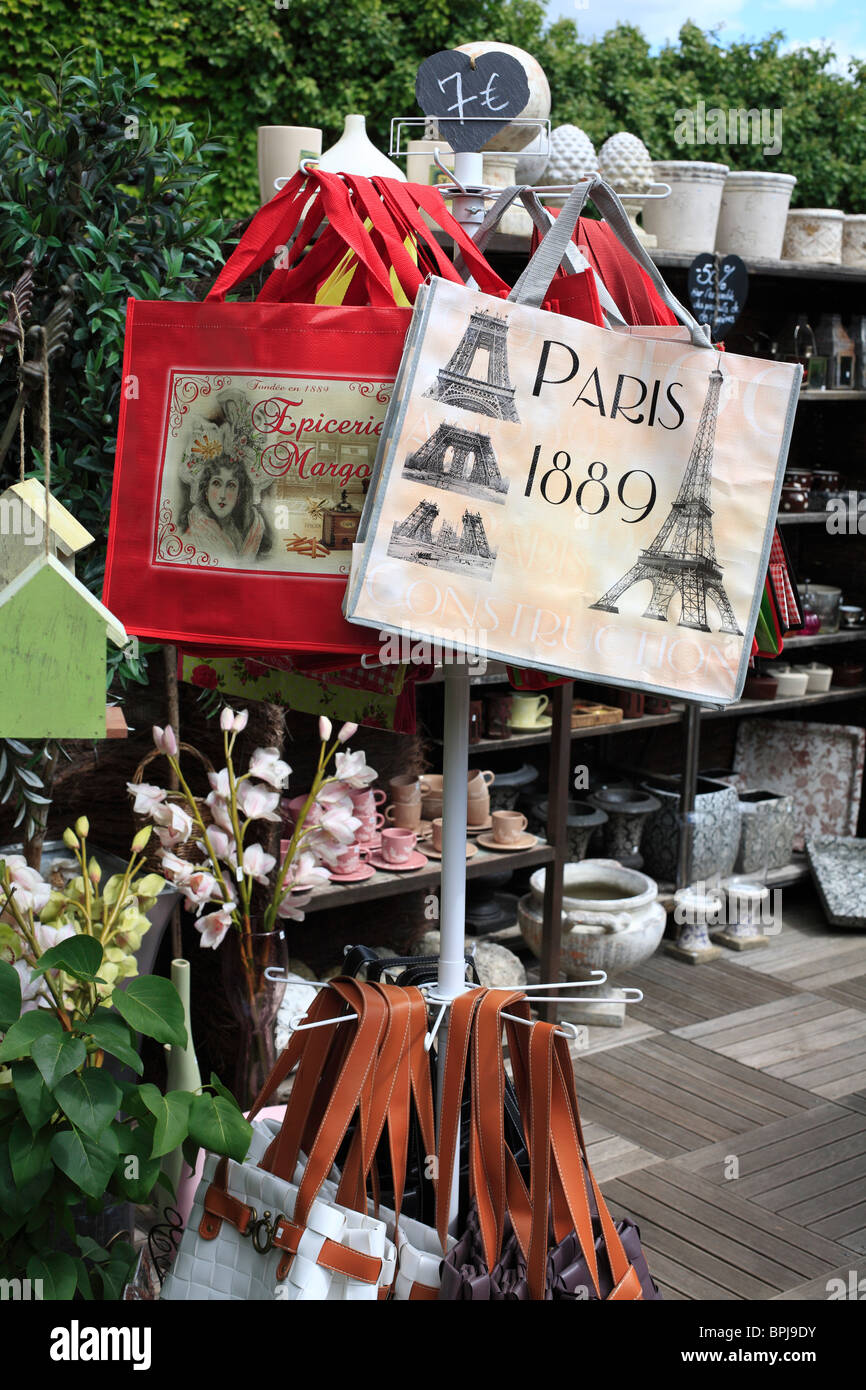 Bunte Souvenir Tragetaschen und Keramik auf dem Display in einem französischen Dorf Hof. Stockfoto