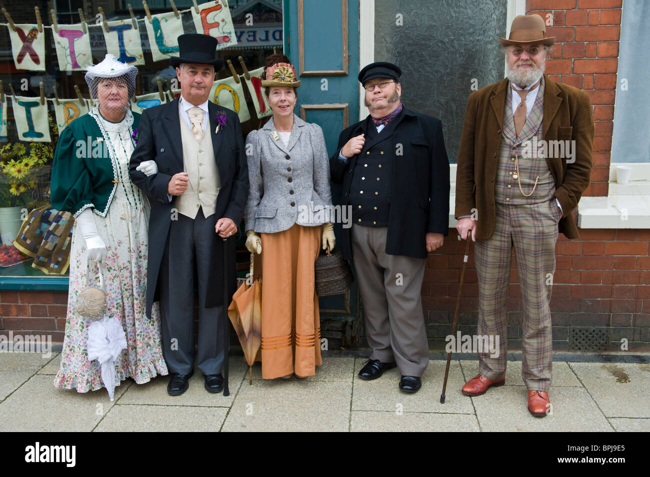 Frauen und Männer in einer Vielzahl von authentischen Kostümen auf dem jährlichen viktorianischen Festival in Llandrindod Wells Powys Mid Wales UK Stockfoto