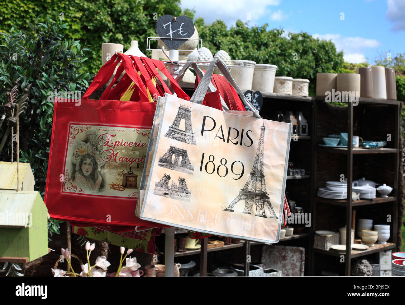 Bunte Souvenir Tragetaschen und Keramik auf dem Display in einem französischen Dorf Hof. Stockfoto