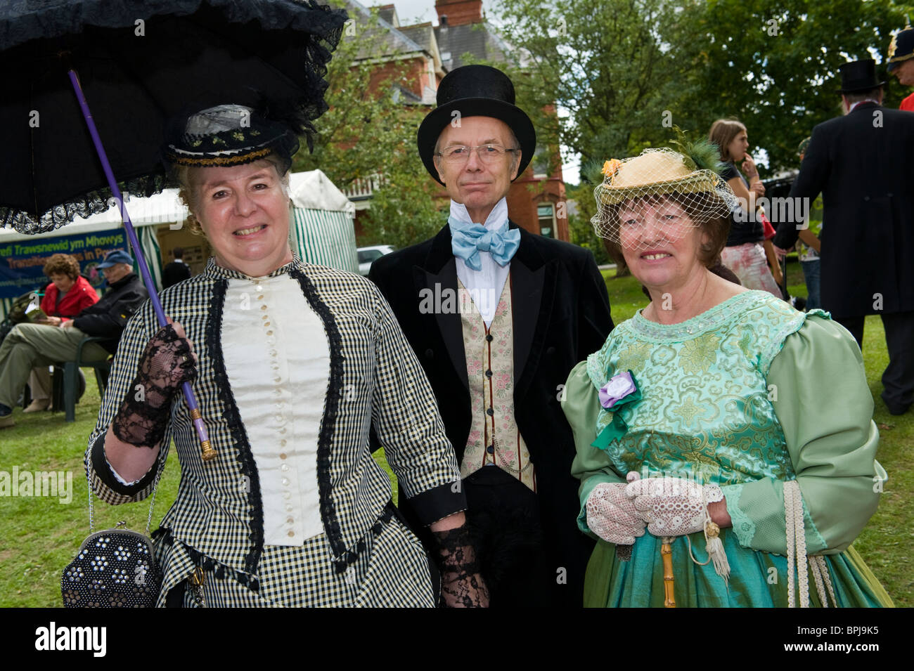 Frau und Mann in historischen Kostümen auf dem jährlichen viktorianischen Festival in Llandrindod Wells Powys Mid Wales UK Stockfoto