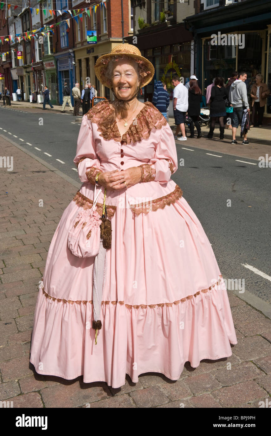 Frau in historischen Kostümen auf dem jährlichen viktorianischen Festival in Llandrindod Wells Powys Mid Wales UK Stockfoto