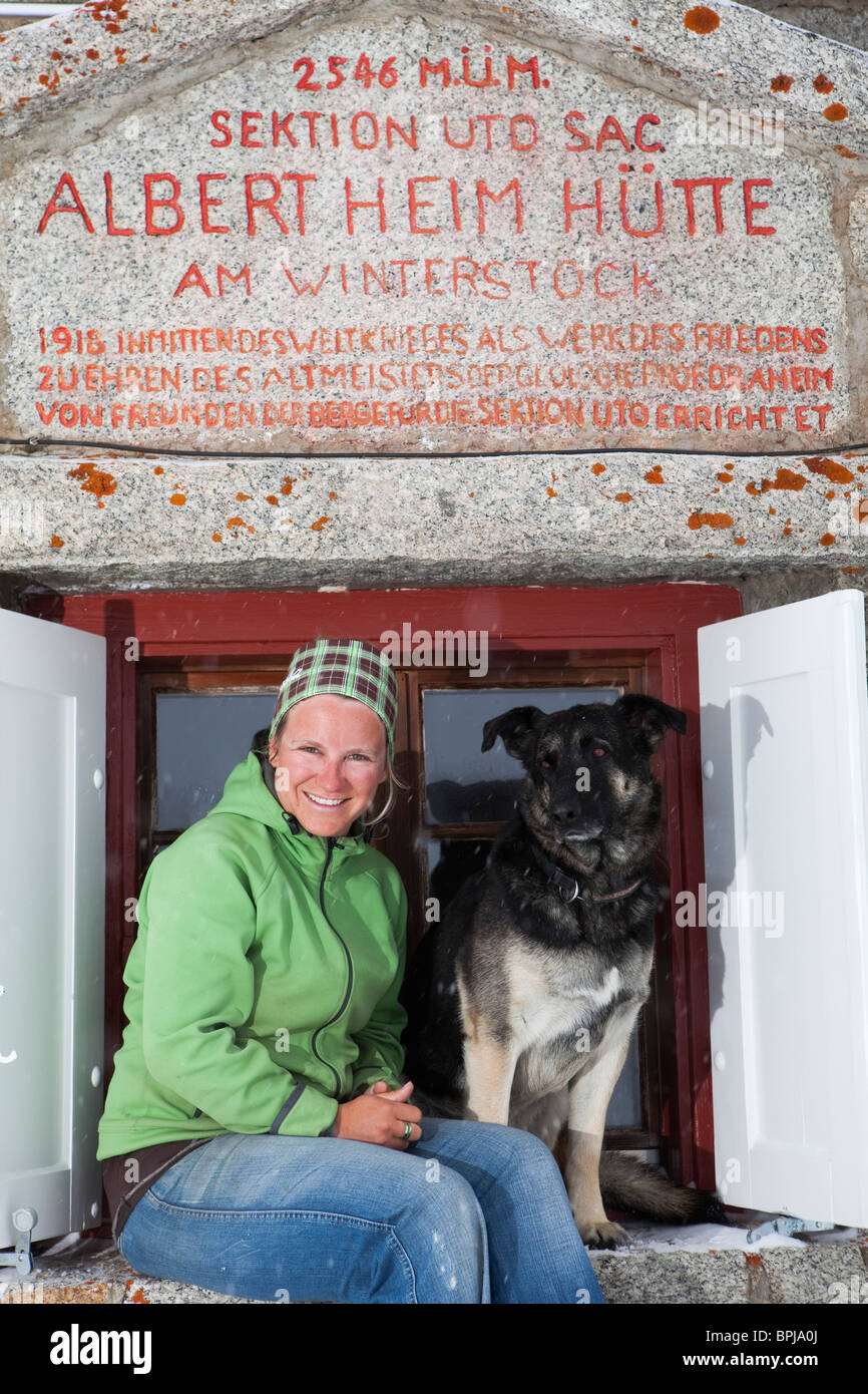 Frau und Hund vor einer Albert Heim Hütte, Urner Alpen, Kanton Uri, Schweiz Stockfoto