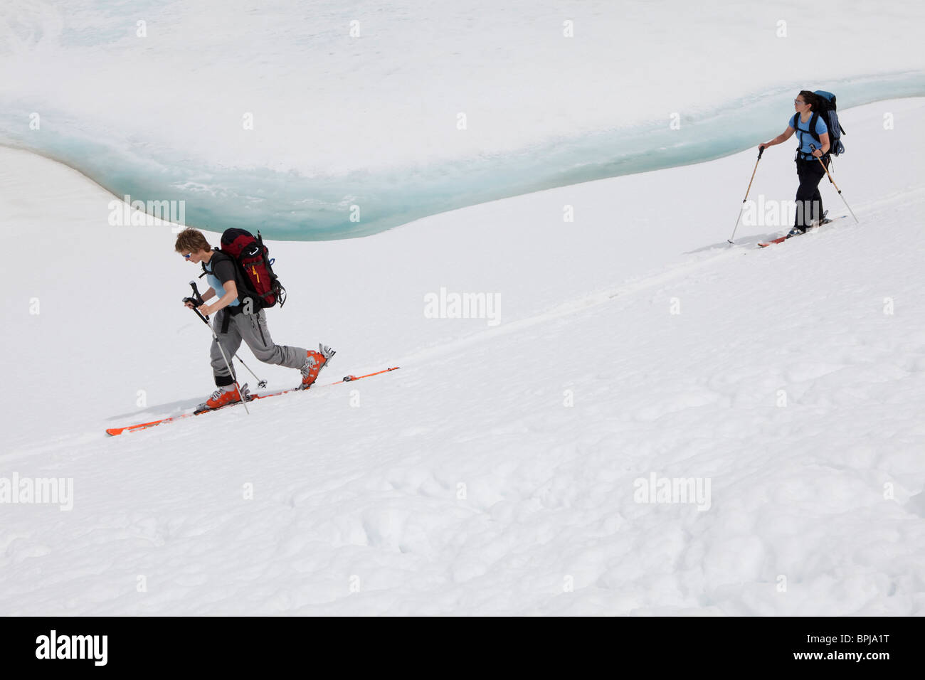 Zwei Backcountry Skifahrer in der Nähe von See Iffigsee, Berner Oberland, Kanton Bern, Schweiz Stockfoto