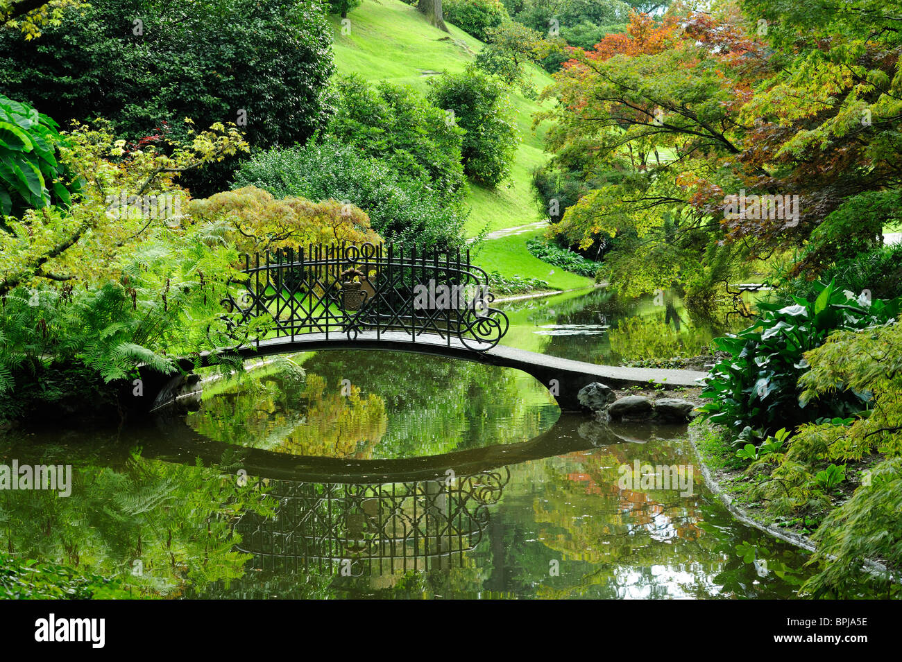 Kleine Brücke Kreuzung Fluß in Park, Bellagio, Comer See, Lombardei, Italien Stockfoto