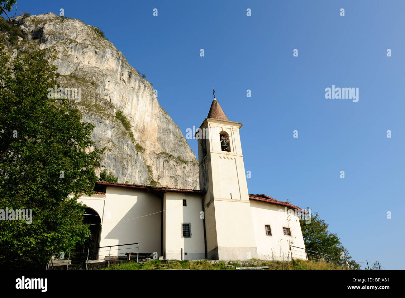 Kirche San Martino vor Rock Gesicht, San Martino, Comer See, Lombardei, Italien Stockfoto