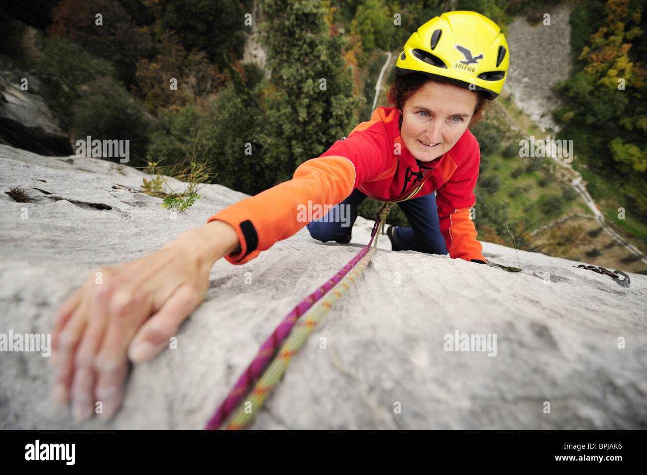 Frau, Klettern am Fels Gesicht, Torbole-Nago, Gardasee, Trentino-Alto Adige/Südtirol, Italien Stockfoto