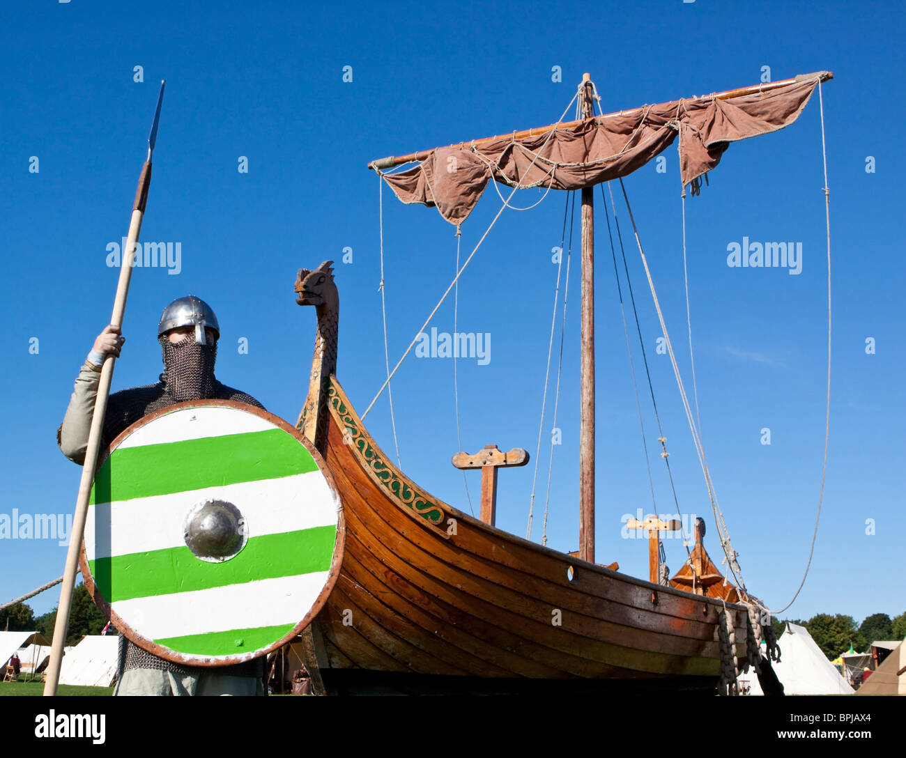 Viking Longboat und Krieger mit Speer und Schild Stockfoto