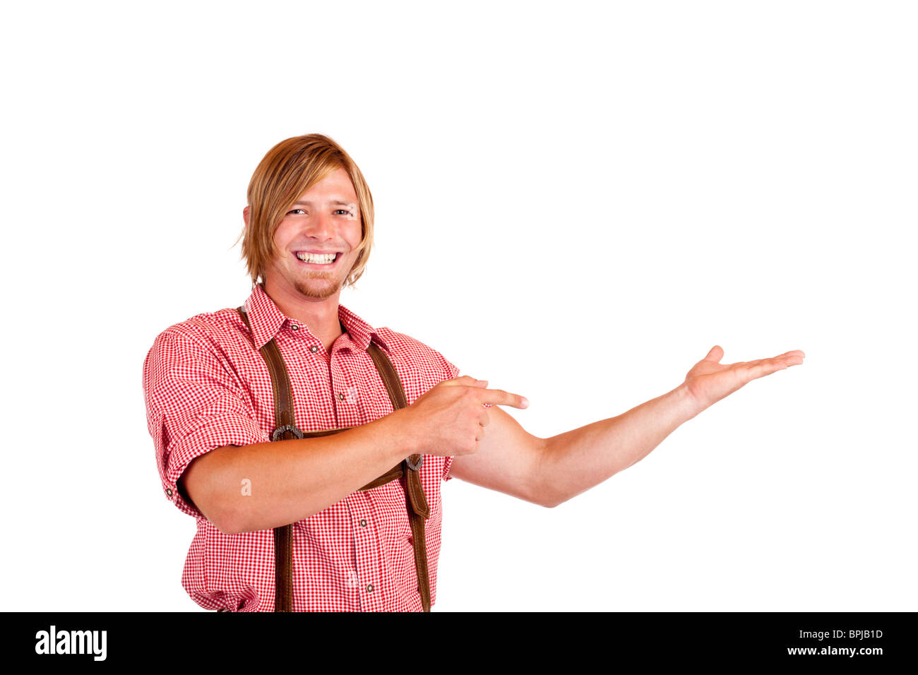 Bayerischen Mann mit Oktoberfest Lederhosen (Lederhose) zeigt mit Finger auf offene Hand. Isoliert auf weißem Hintergrund. Stockfoto