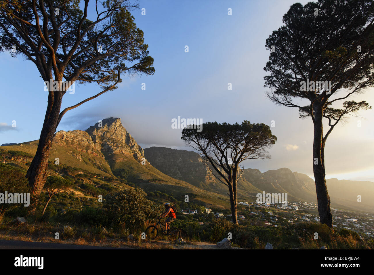 Camps Bay mit den 12 Aposteln im Hintergrund, RSA, Kapstadt, Südafrika, Afrika Stockfoto