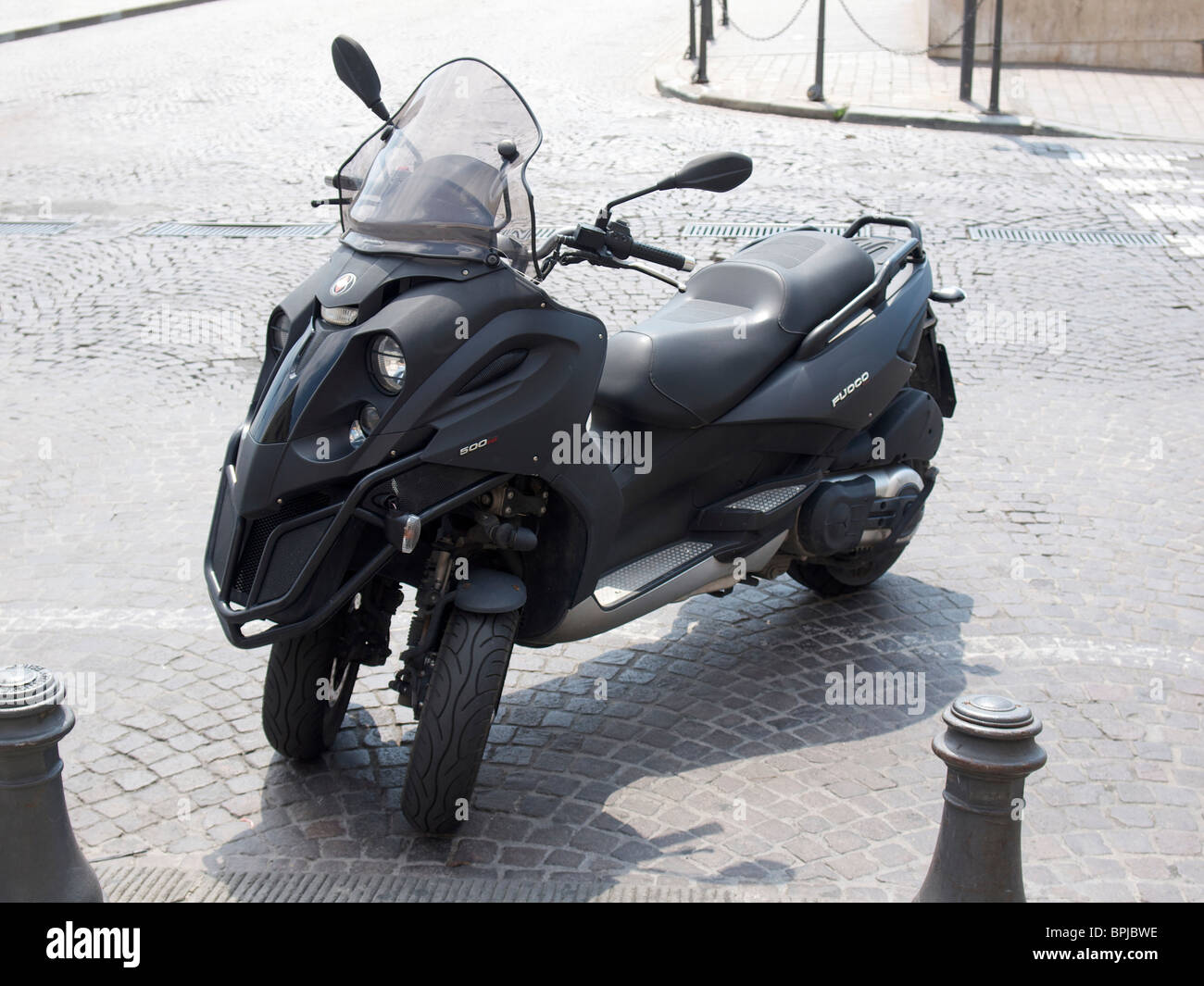 Gilera Fuoco 500ie eine neue Art von Scooter-Motorrad, die zwei vorderen Räder hat. Pisa, Toskana, Italien Stockfoto