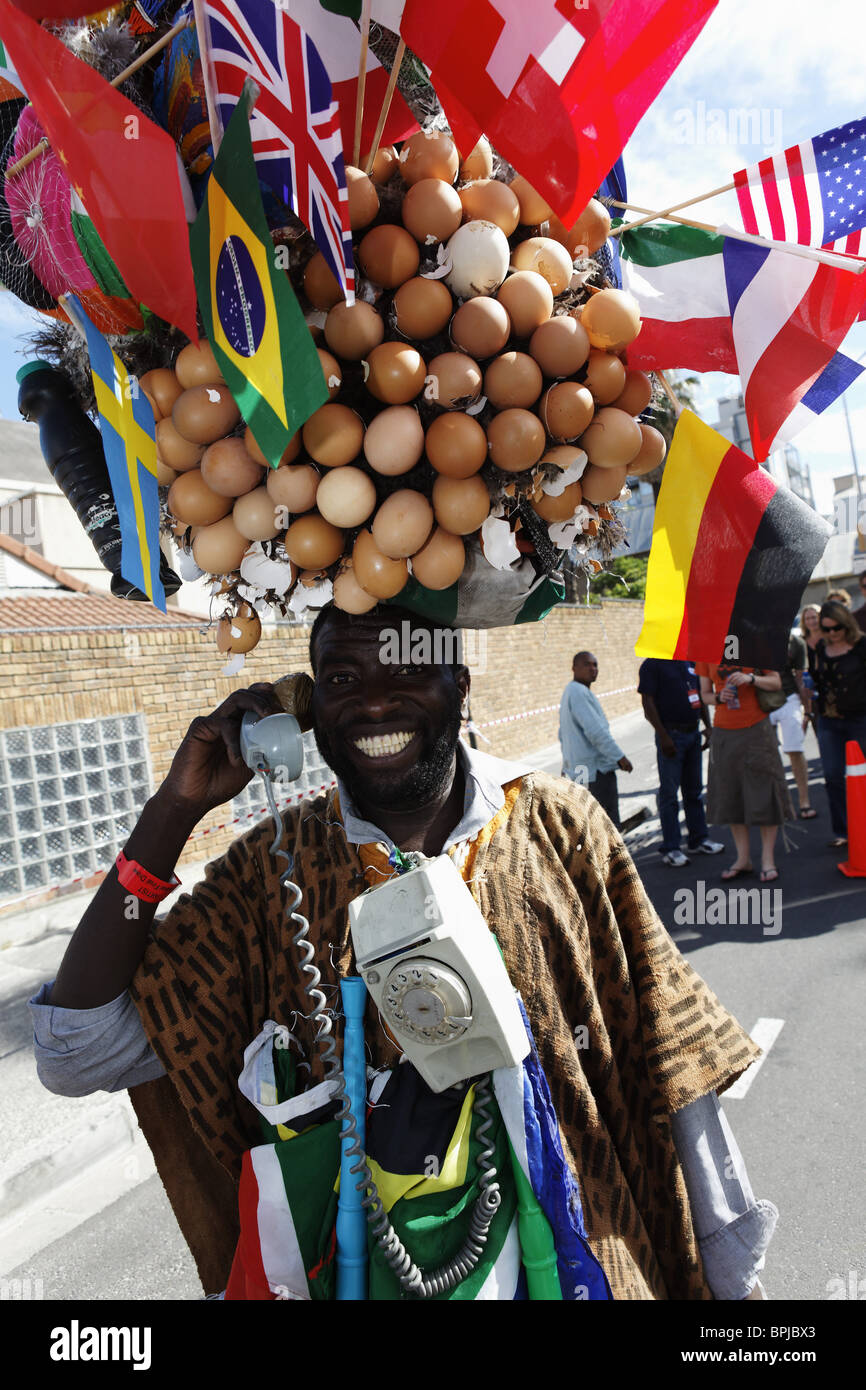 Mann mit Telefon und Fahnen, Fußball World Cup-Finale Auslosung, 04.12.2009, Fans feiern die Zeichnung von der ersten Runde, lange Str. Stockfoto