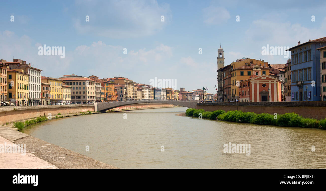 Panoramablick von Pisa am Ufer des Flusses Arno. Pisa-Toskana, Italien Stockfoto