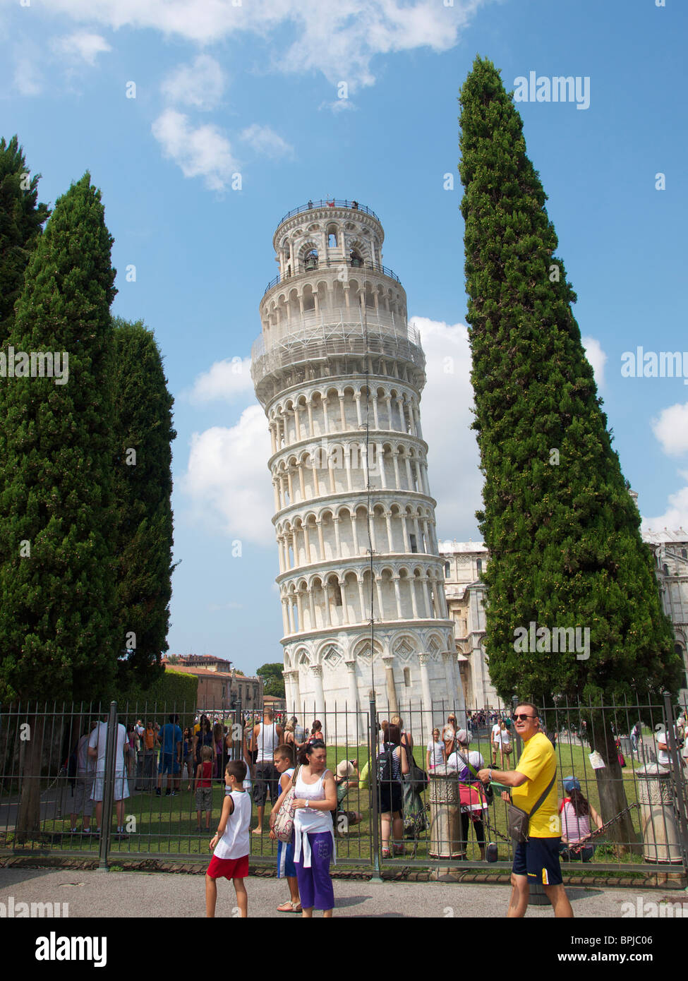 Der Torre Pendente schiefen Turm von Pisa, mit vielen Touristen und blauer Himmel mit Wolken Stockfoto