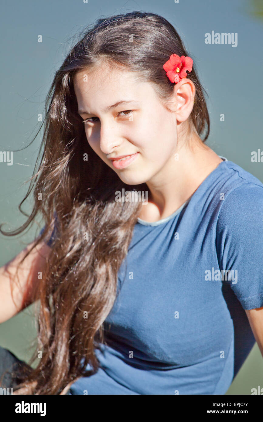Porträt einer schönen jungen Frau, die einen Sommertag im Freien zu verbringen. Stockfoto