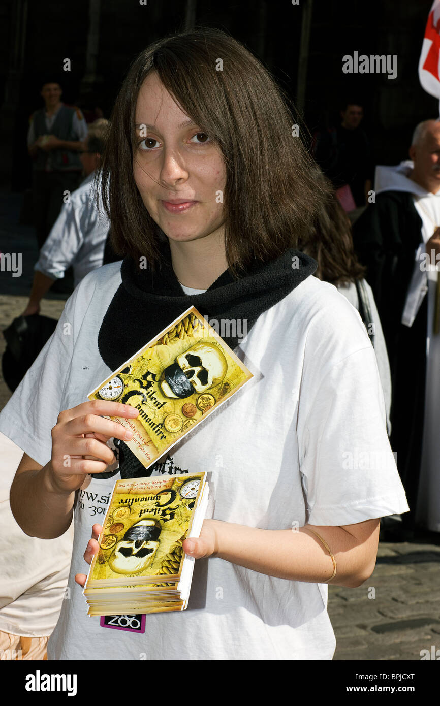 Dame mit Flyer. Edinburgh Festival.  Fringe.2010. Stockfoto