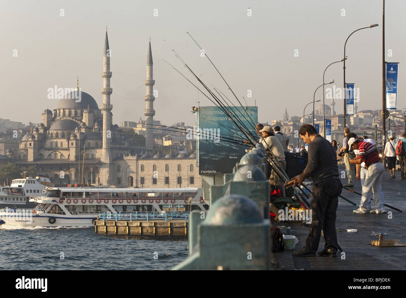 Angeln von der Galata-Brücke, neue Moschee, Istanbul, Türkei Stockfoto