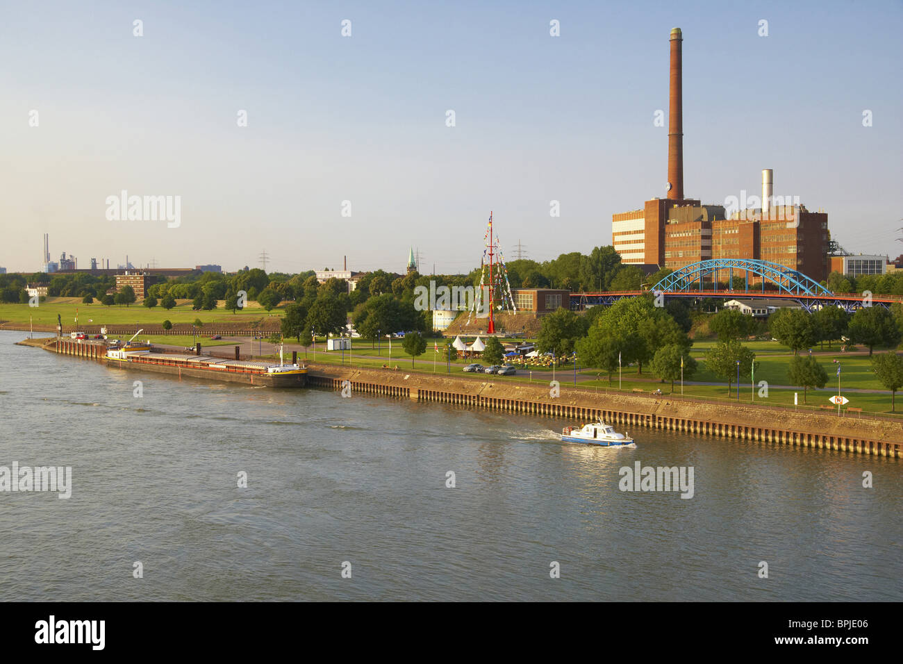 Bank des Flusses Rhein bei DuisburgRuhrort, Ruhrgebiet, NordrheinWestfalen, Deutschland