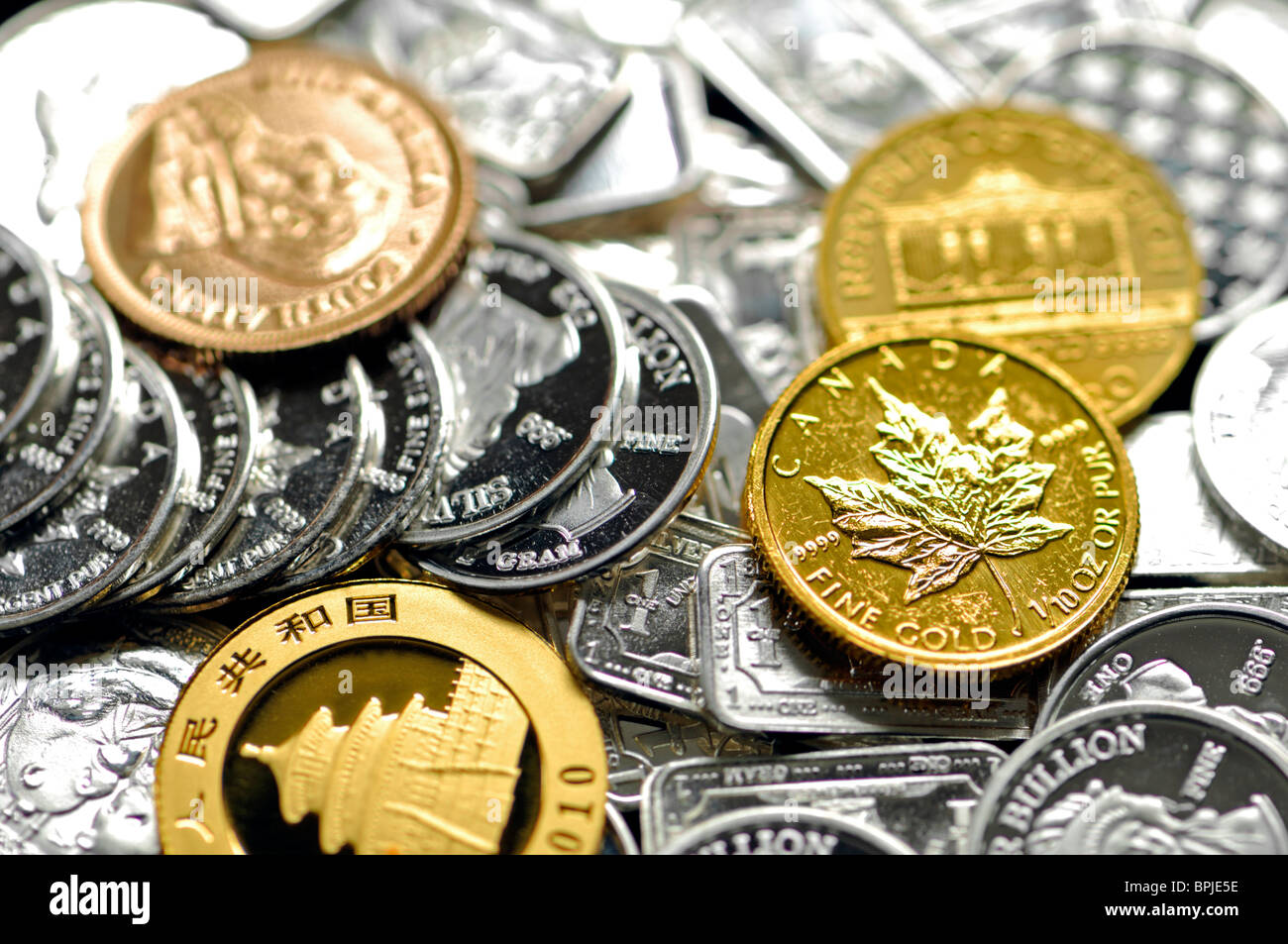 Gold und Silber Barren in kleinen Münzen: 1g Silber runden und 10 Unzen gold Münzen Stockfoto