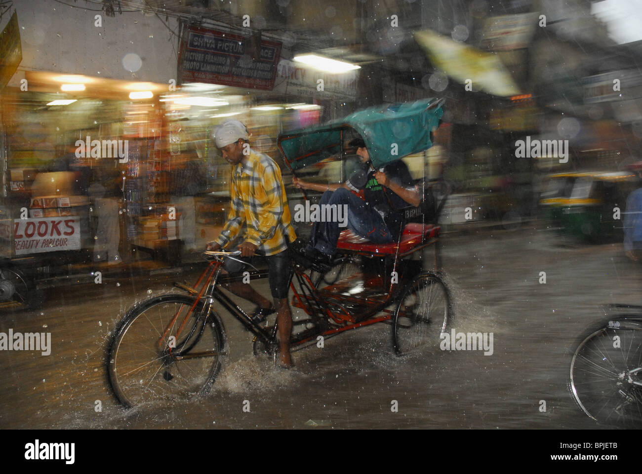 Platzregen in Paharganj, Mainbazar, Fahrradrikscha in der indischen Hauptstadt von Überschwemmungen, Neu-Delhi, Indien, Asien Stockfoto