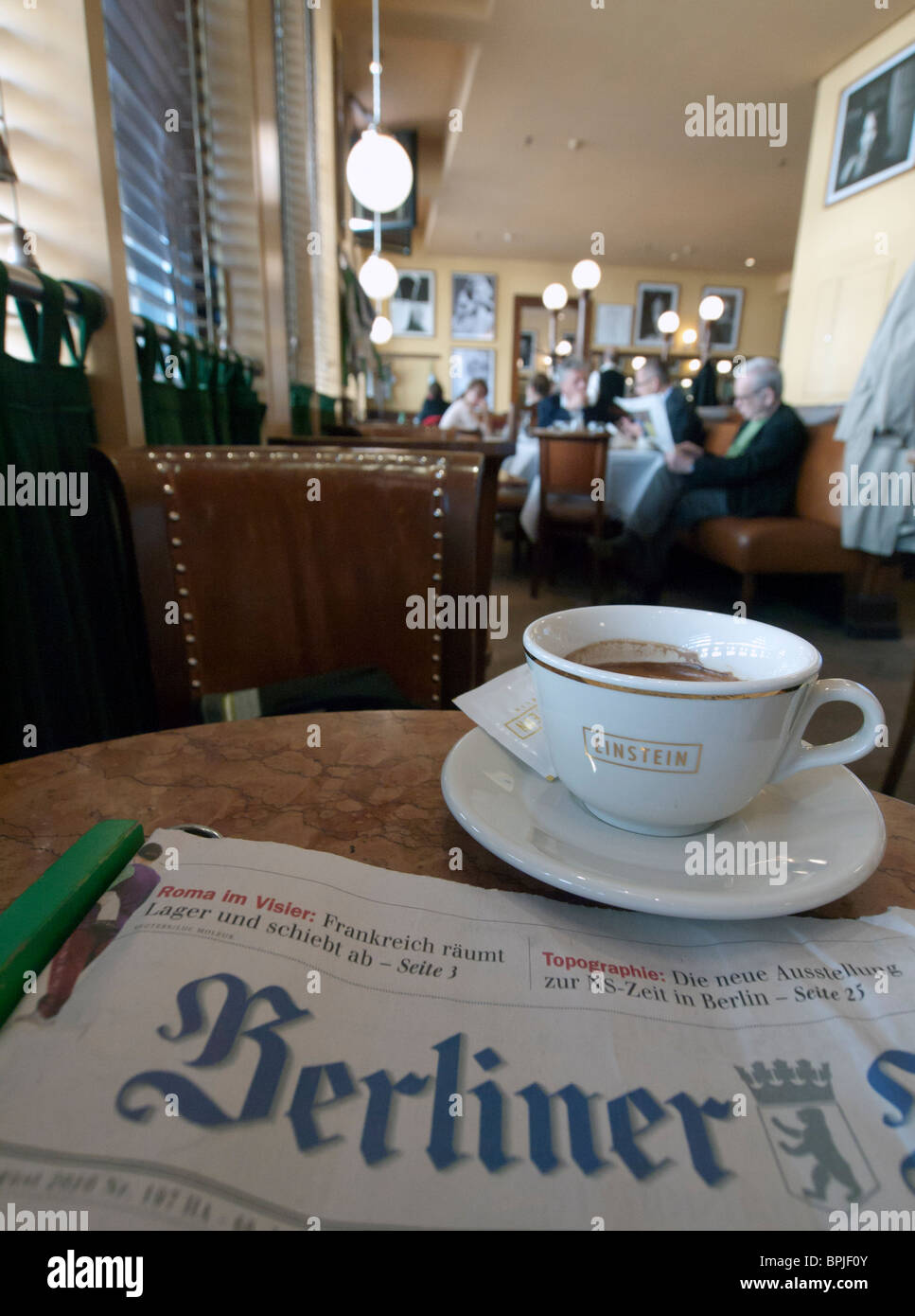 Interior Details des berühmten Café Einstein unter Den Linden in Mitte Berlin Deutschland Stockfoto