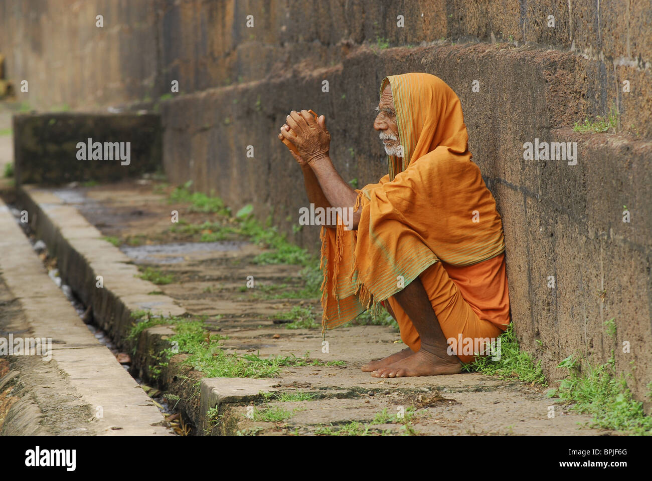 Alten Pilger vor Lingaraja Tempel, Bhubaneshwar, Orissa, Indien, Asien Stockfoto