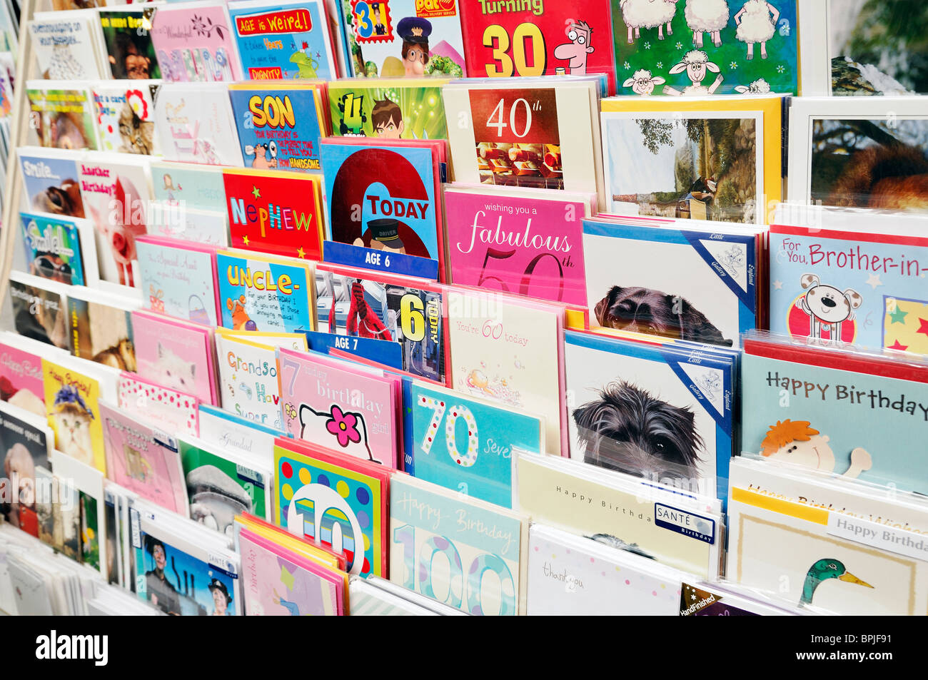 Geburtstagskarten in einem Zeitschriftenhandel, England, UK. Stockfoto