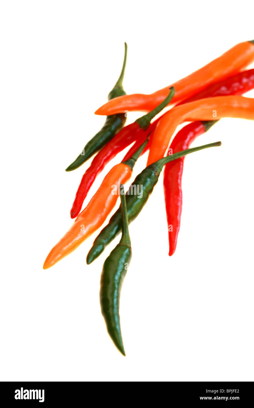Frischen Pikanten ganze Roh ungekocht Chilis gegen einen weißen Hintergrund mit viel Platz und einen Freistellungspfad und keine Leute kopieren Stockfoto
