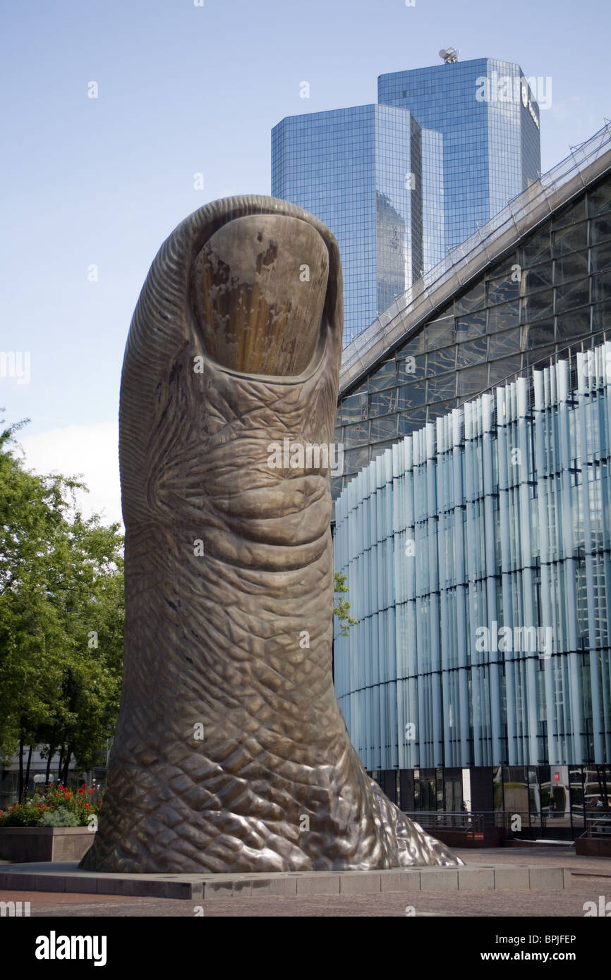Riesige Daumen Skulptur in La Défense, Paris, Frankreich. Stockfoto