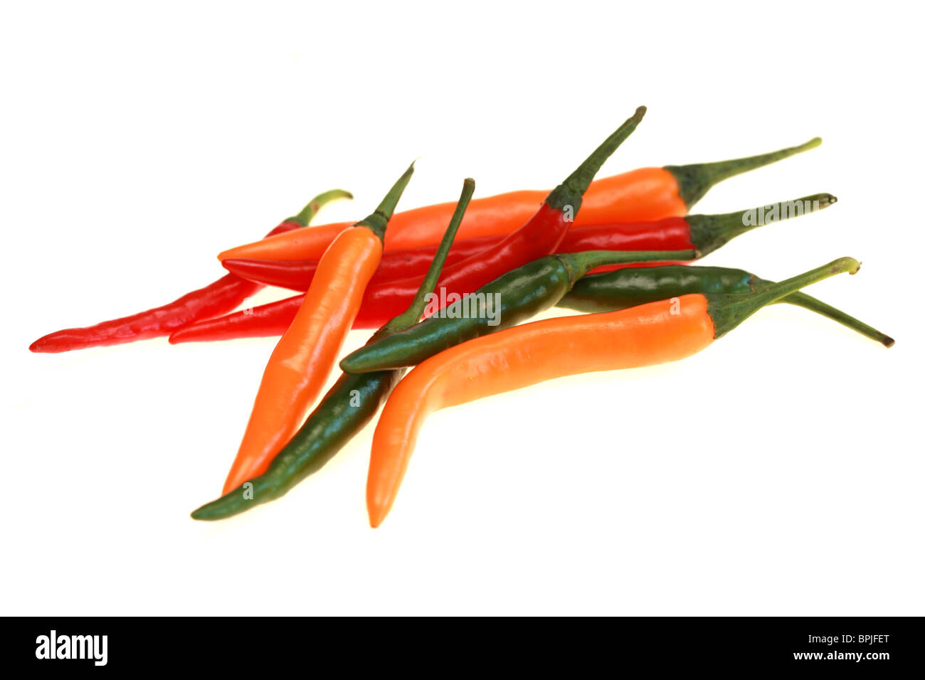 Frischen Pikanten ganze Roh ungekocht Chilis gegen einen weißen Hintergrund mit viel Platz und einen Freistellungspfad und keine Leute kopieren Stockfoto