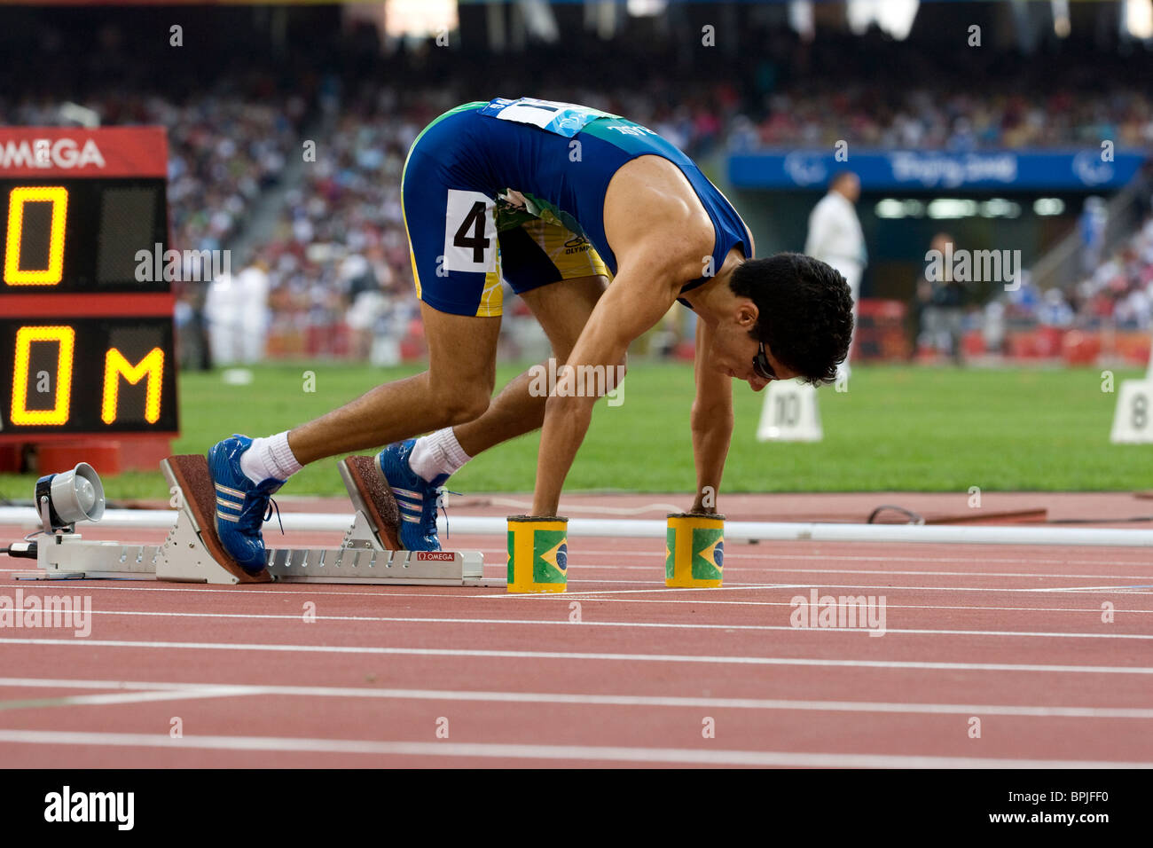 Brasiliens Yohansson Nascimento verwendet Aids an der Startlinie, weil er keine Hände, in der Männer T46 400-Meter bei den Paralympics hat Stockfoto