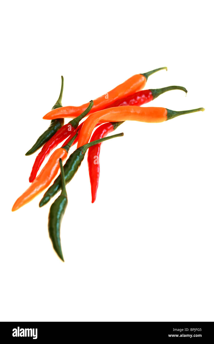 Frischen Pikanten ganze Roh ungekocht Chilis gegen einen weißen Hintergrund mit viel Platz und einen Freistellungspfad und keine Leute kopieren Stockfoto