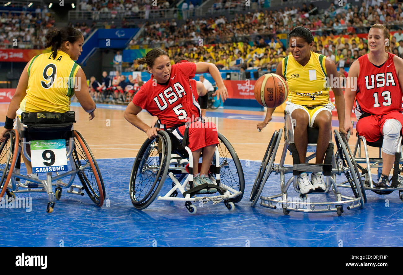 USAS Patty Cisneros zwischen Brasilien Verteidiger Lia Martins und Cleonete Reis im Rollstuhl-Basketball der Frauen bei den Paralympics Stockfoto