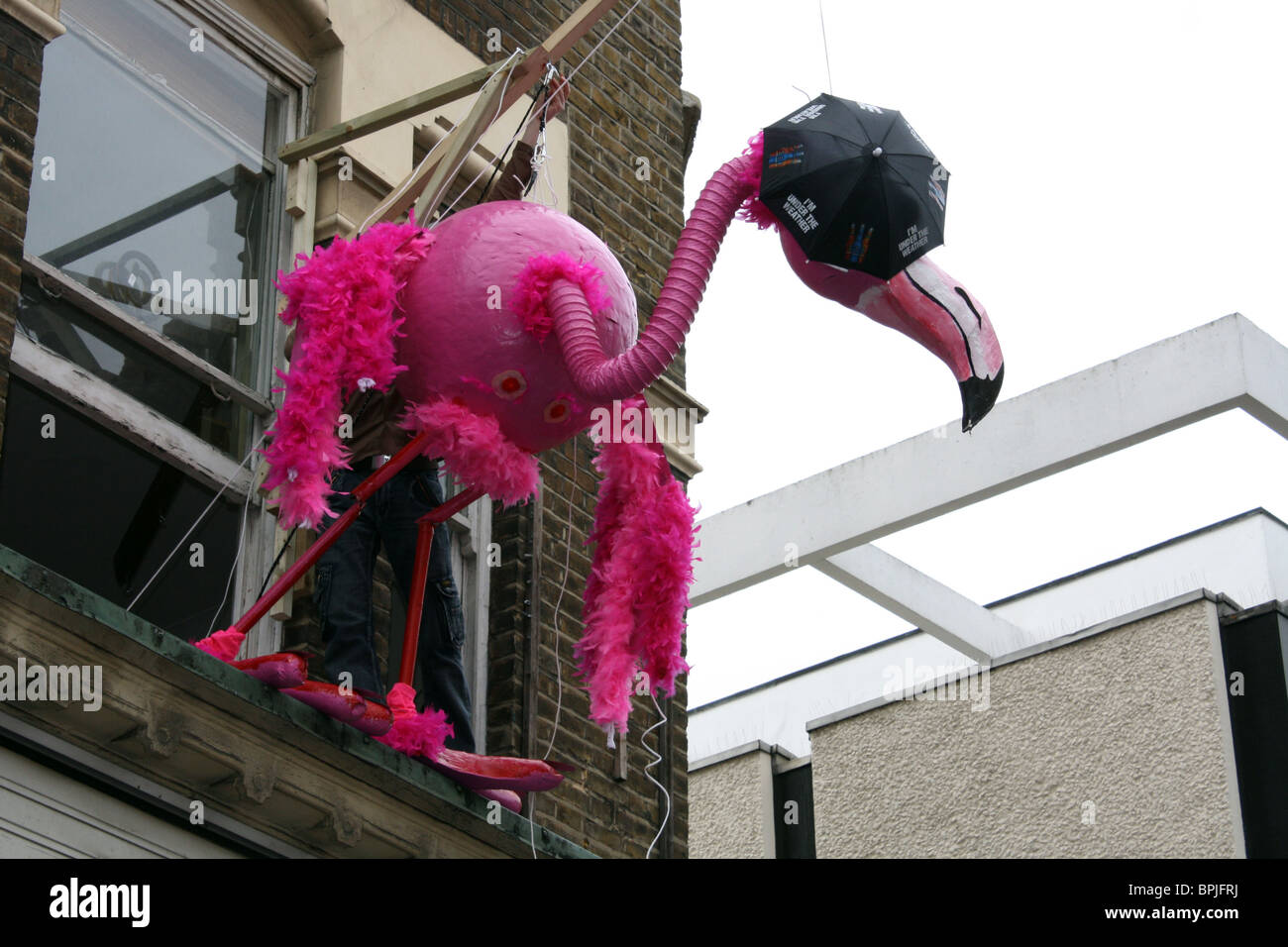 Riesige Flamingo Marionette an der Notting Hill Carnival London 2010 Stockfoto