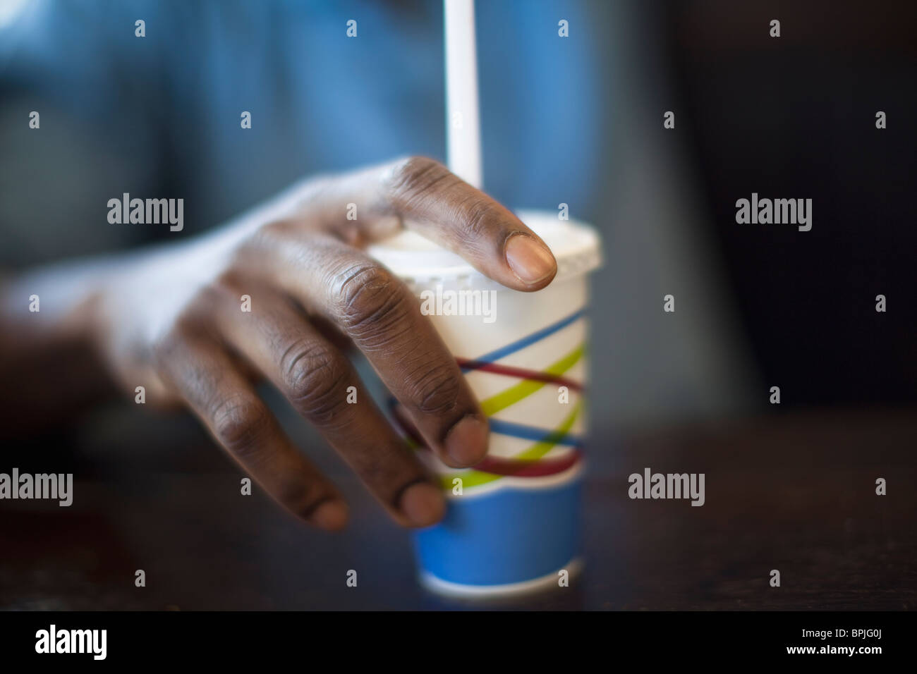Schwarzer Mann halten Soda Tasse Stockfoto