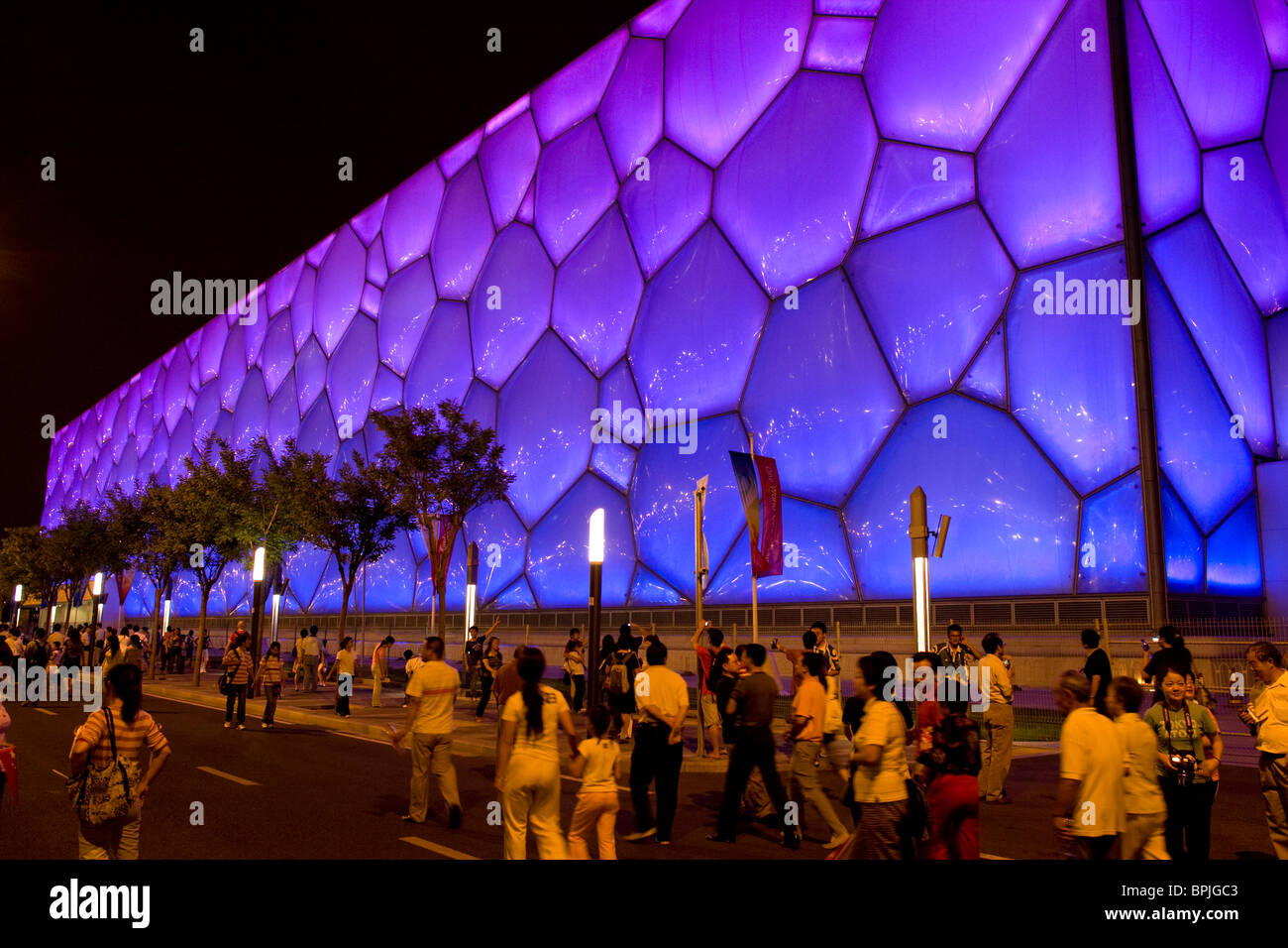 Menge außerhalb des Water Cube, Website des Wettbewerbs bei den Paralympischen Spielen in Peking schwimmen Stockfoto