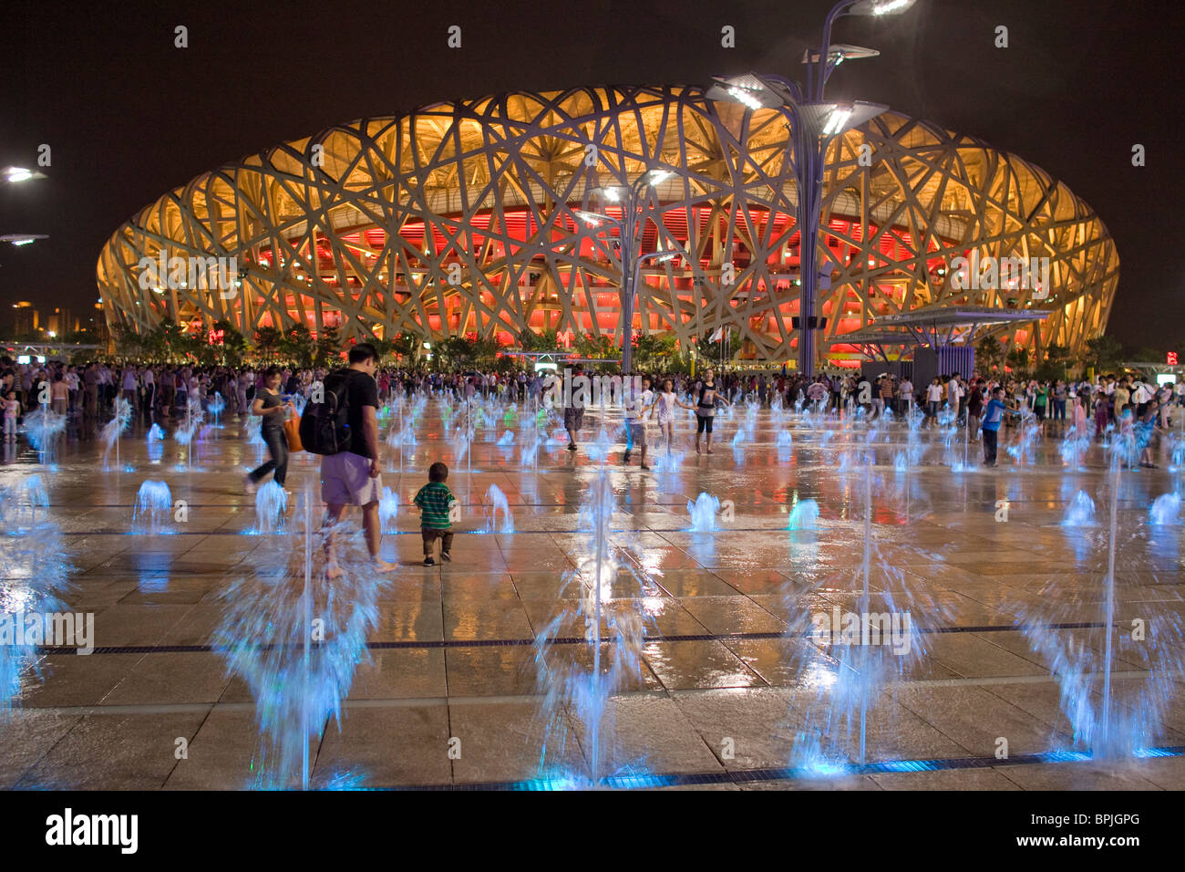 Fountain Square vor Beijing National Stadium, oder The Bird Nest, Ort der Olympischen und Paralympischen Spiele Wettbewerbe Stockfoto