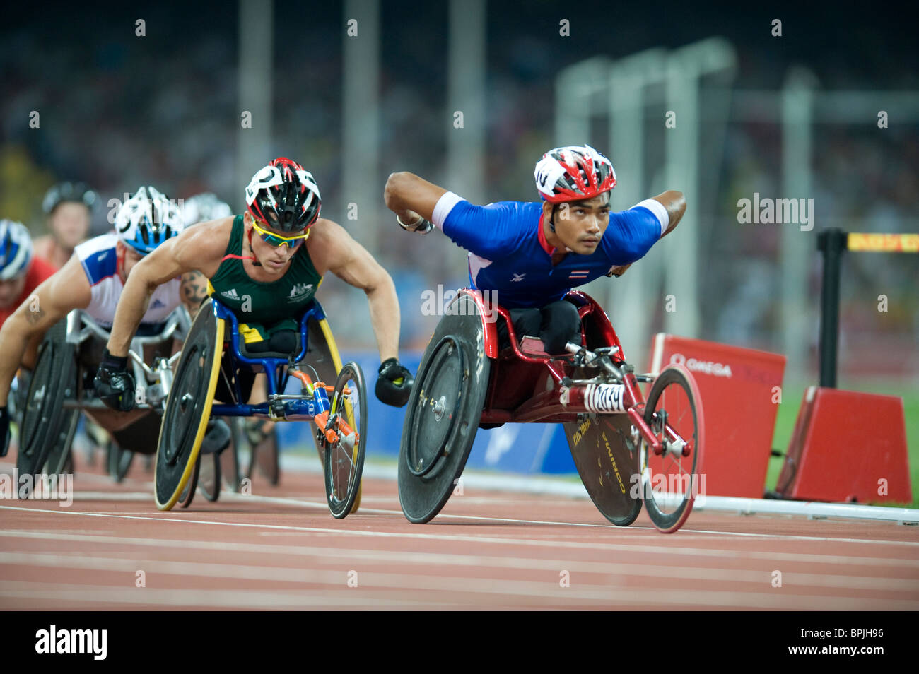 Prawat Wahoram von Thailand an der Ziellinie die Männer T54 5000-Meter-Rennen bei den Paralympischen Spielen in Peking, China Stockfoto