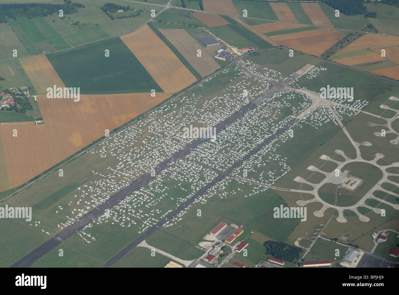 Luftaufnahme des Flughafen von Chaumont besetzt von 25 000 Zigeunern (20.08.10), Haute-Marne, Region Champagne-Ardenne, Frankreich Stockfoto