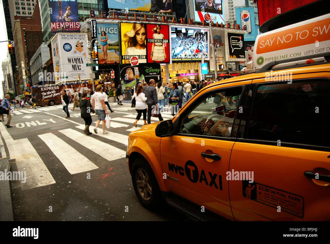 Taxi Auto hielt an einer roten Ampel am Times Square in Manhattan Stockfoto