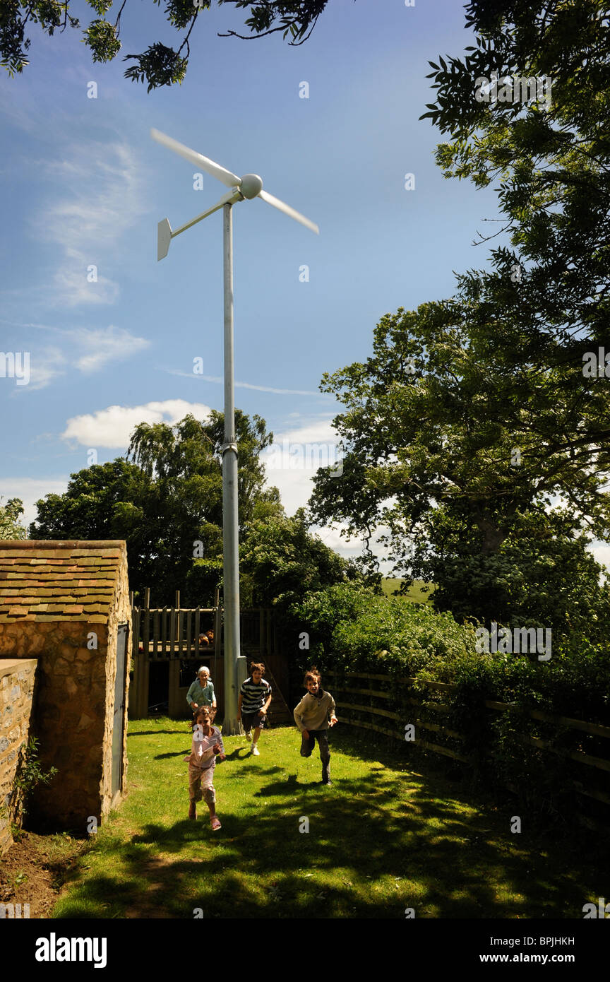 Eine Windkraftanlage Im Garten Eines Einfamilienhauses In