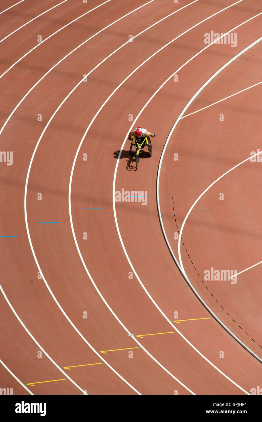 Chinas Yangfeng Ciu rundet die Wende in der T54 Männer 800-m erste bei den Paralympischen Spielen in Peking Runde. Stockfoto