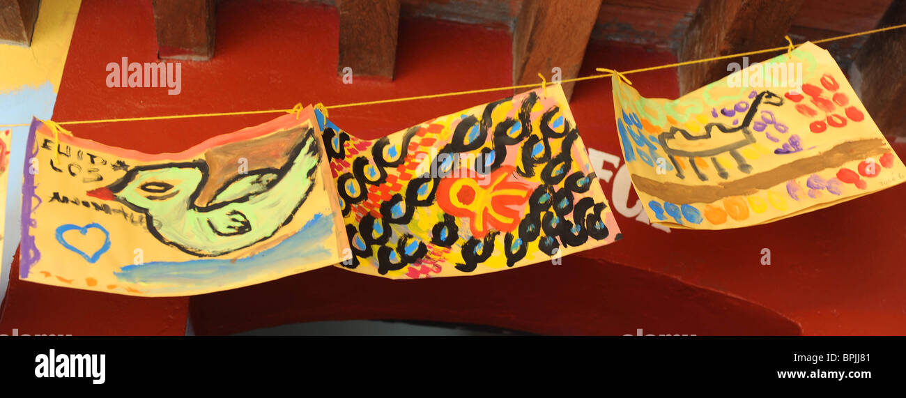 Kinder Bilder gemalt im Zentrum für Straßenkinder, die im Laufe des Tages für sie kümmert. Stockfoto