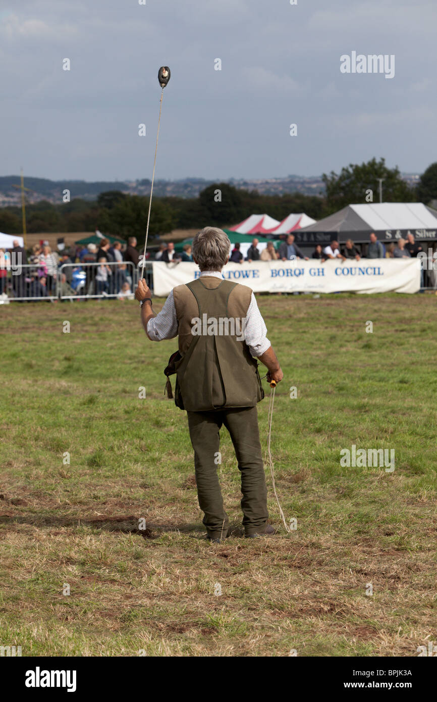 ein Vogel-Handler Spinnen einen Köder bei einer öffentlichen Show. Stockfoto