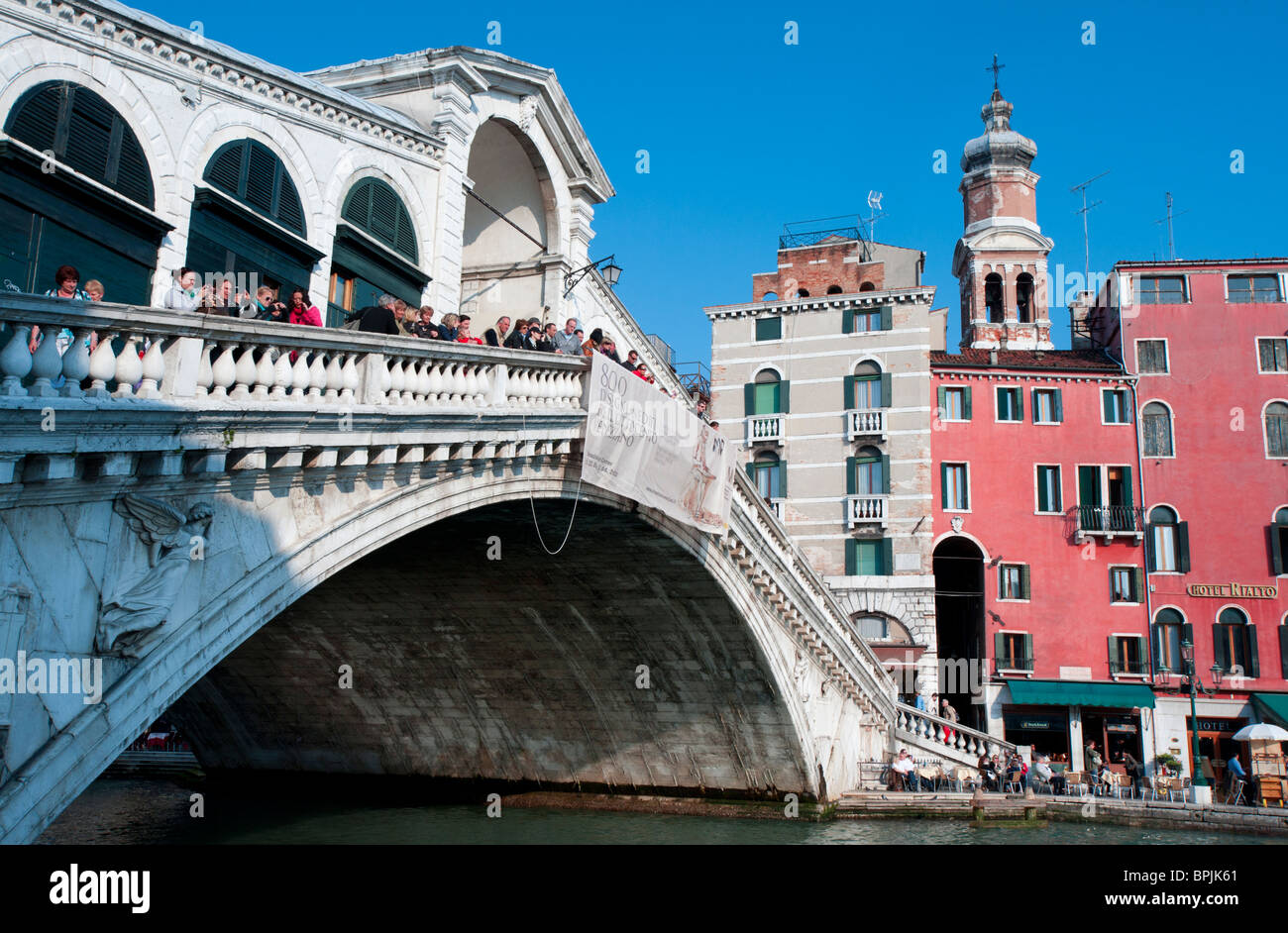 Die berühmten historischen Rialto-Brücke, überqueren den Canal Grande in Venedig Italien Stockfoto