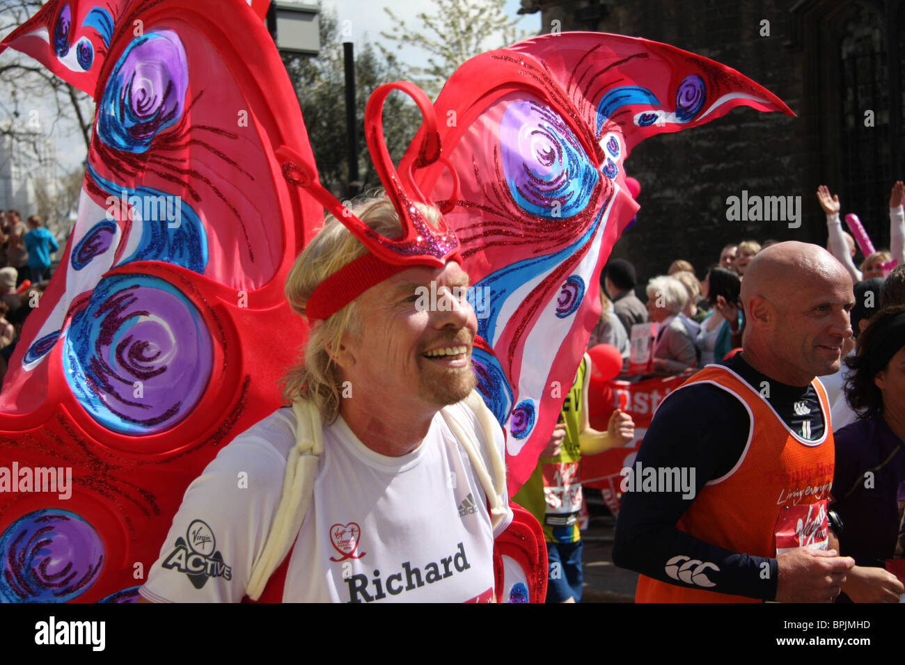 Sir Richard Branson im 2010 Virgin London Marathon laufen Stockfoto