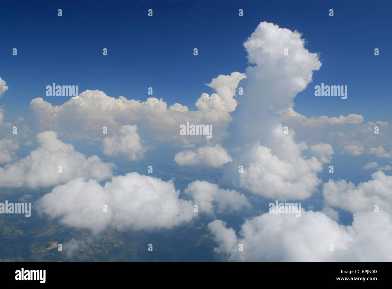 Luftbild von einer Wolke Congestus (Cg) und Cumuluswolken (Cu), Frankreich Stockfoto