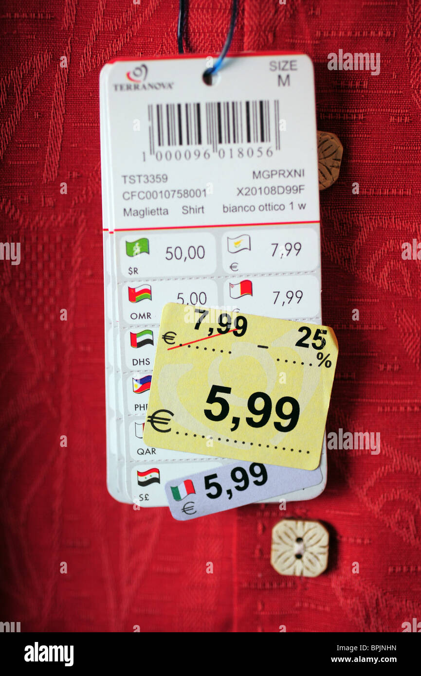 Kleidung Sale Tag Rabattprozentsatz ab Euro Europäische Einstandspreis  Stockfotografie - Alamy