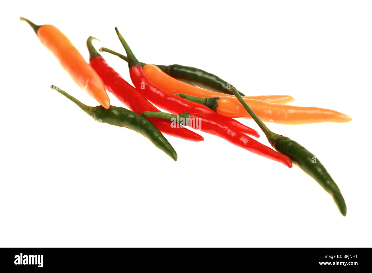 Frischen Pikanten ganze Roh ungekocht Chilis gegen einen weißen Hintergrund mit viel Platz und einen Freistellungspfad und keine Leute kopieren Stockfoto